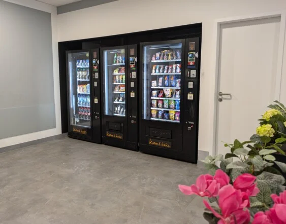 Reihung von drei Kaffee&Keks Automaten 